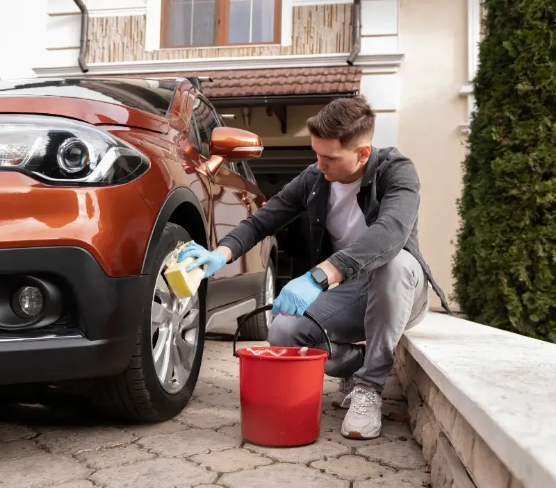 Lavage auto à domicile Laboissière-en-Thelle : professionnel intervenant sur un véhicule